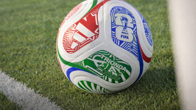 balón del Mundial 2026 con sensores sobre el campo de fútbol