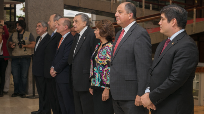 bipartidismo Costa Rica líderes políticos en Casa Presidencial