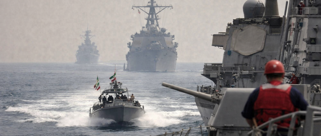 Buques de guerra de Estados Unidos e Irán en el Estrecho de Ormuz durante un bloqueo naval