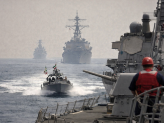 Buques de guerra de Estados Unidos e Irán en el Estrecho de Ormuz durante un bloqueo naval