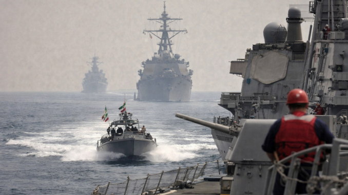 Buques de guerra de Estados Unidos e Irán en el Estrecho de Ormuz durante un bloqueo naval