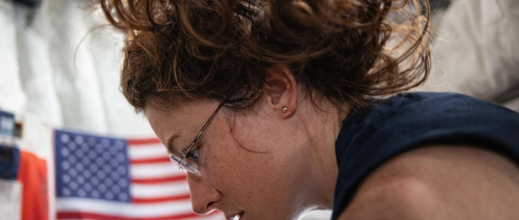 Christina Koch Artemis II gravedad cero nave Orion NASA preparación sobrevuelo lunar