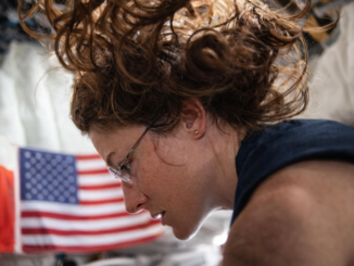 Christina Koch Artemis II gravedad cero nave Orion NASA preparación sobrevuelo lunar