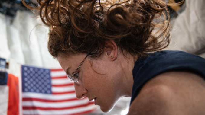 Christina Koch Artemis II gravedad cero nave Orion NASA preparación sobrevuelo lunar