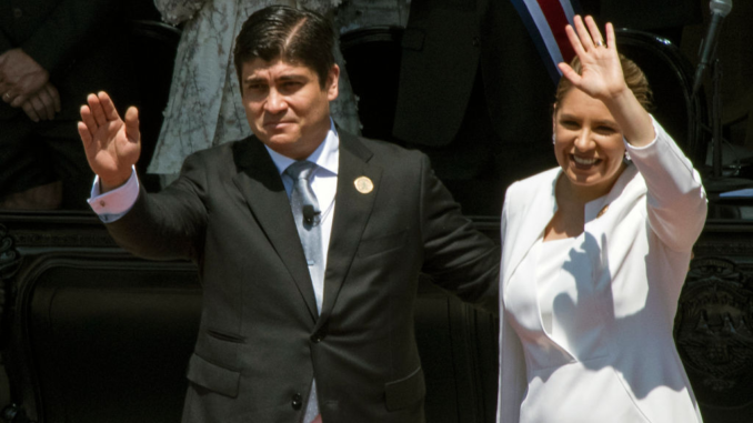 Claudia Dobles cuestionamientos junto a Carlos Alvarado durante toma de posesión en Costa Rica