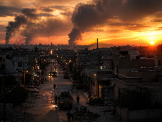 Ciudad en Medio Oriente al atardecer con humo y presencia militar en medio de una semana de alta tensión