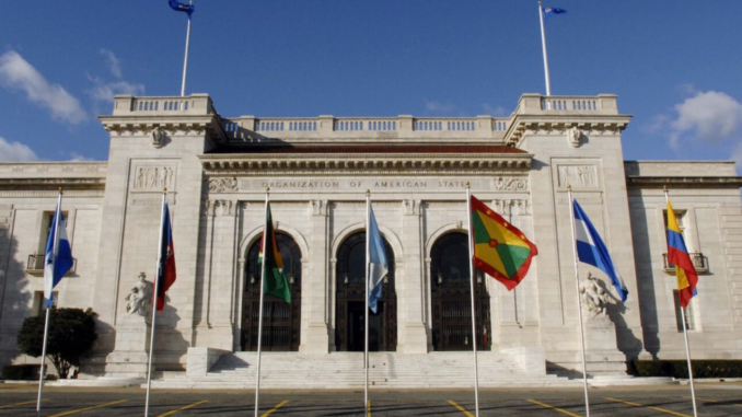 Costa Rica se retira del foro de la OEA sobre derechos LGBTIQ frente a la sede del organismo en Washington