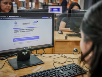 emprendimiento digital El Salvador jóvenes usando plataforma de capacitación CONAMYPE