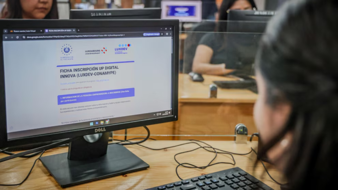 emprendimiento digital El Salvador jóvenes usando plataforma de capacitación CONAMYPE