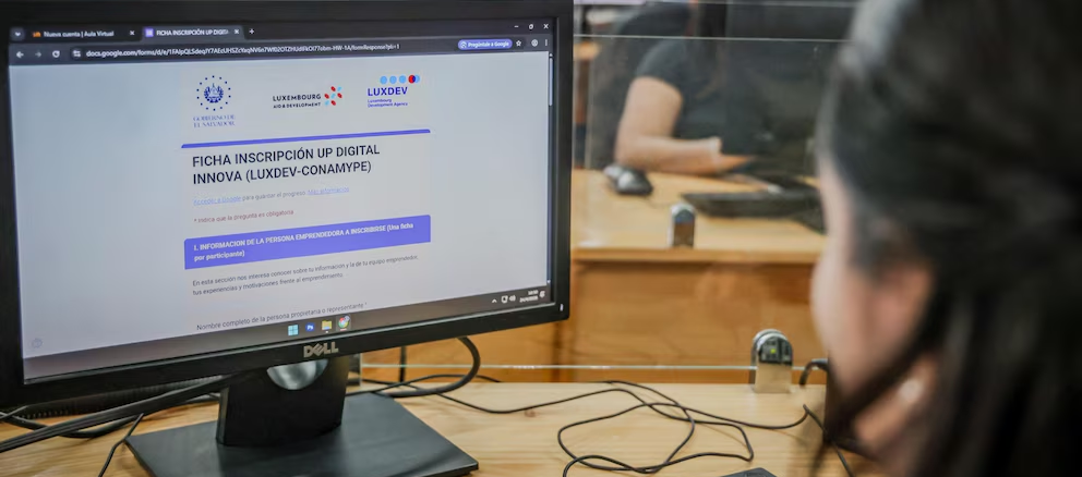 emprendimiento digital El Salvador jóvenes usando plataforma de capacitación CONAMYPE
