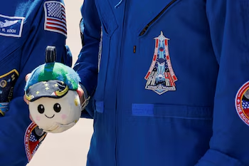 Peluche Rise sobre la superficie lunar con la cápsula Orion de la NASA al fondo durante la misión Artemis II gravedad cero