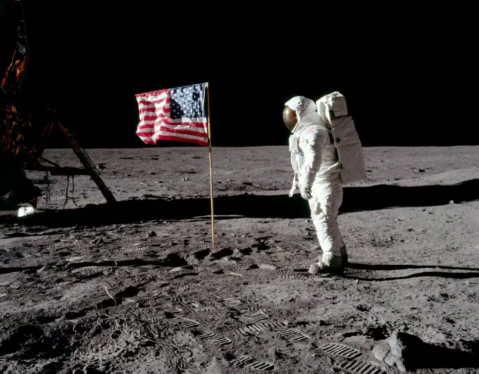 Buzz Aldrin junto a la bandera de Estados Unidos en la superficie de la Luna durante Apollo 11