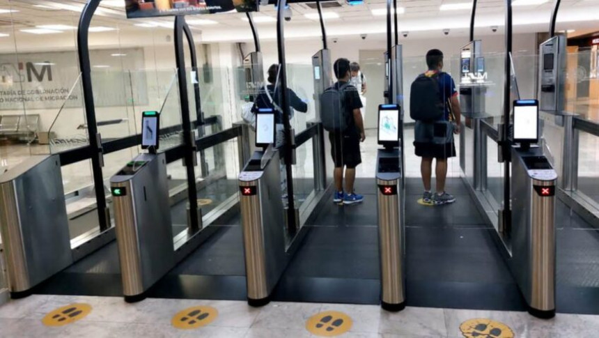 módulos automatizados migración en aeropuerto reflejan tecnología turismo en México
