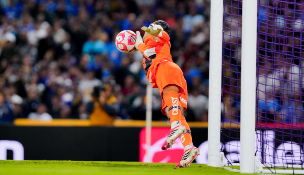 Keylor Navas en México con Pumas durante partido oficial en la liga mexicana