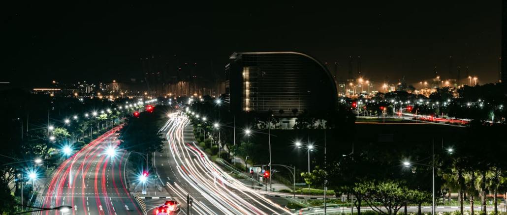 coche en Singapur lujo tráfico nocturno ciudad luces vehículos control urbano