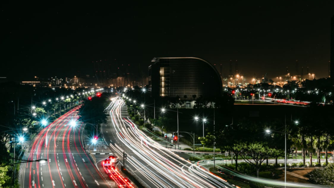 coche en Singapur lujo tráfico nocturno ciudad luces vehículos control urbano