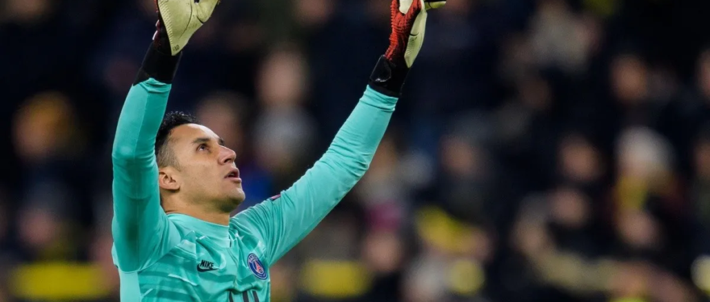 Keylor Navas levantando las manos tras una actuación destacada como portero internacional