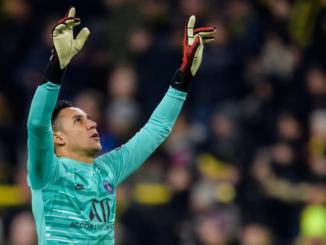 Keylor Navas levantando las manos tras una actuación destacada como portero internacional