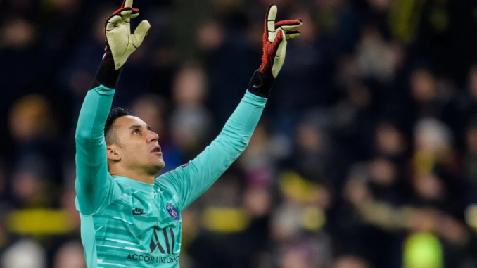 Keylor Navas levantando las manos tras una actuación destacada como portero internacional