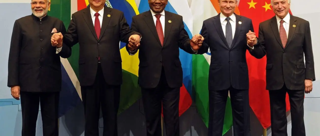 líderes del BRICS durante cumbre internacional con banderas de Brasil Rusia India China y Sudáfrica