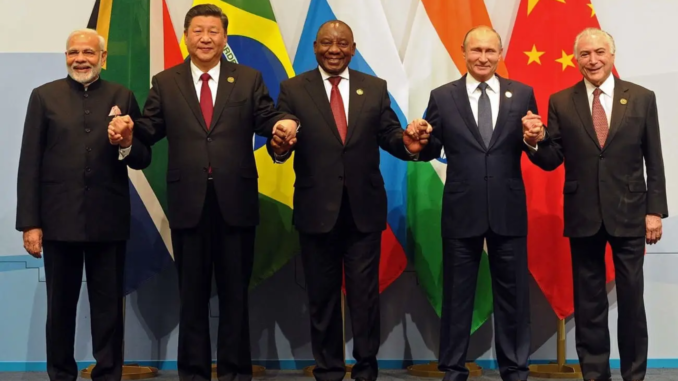 líderes del BRICS durante cumbre internacional con banderas de Brasil Rusia India China y Sudáfrica