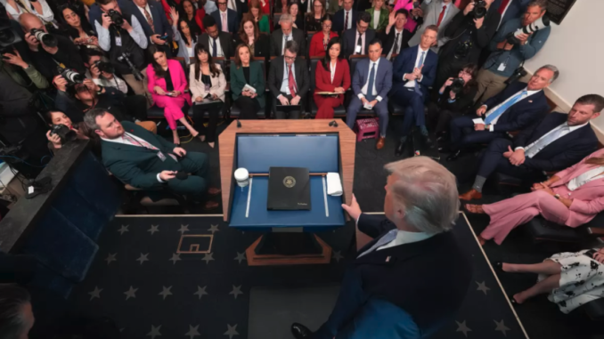 Donald Trump habla con periodistas sobre negociación con Irán en la Casa Blanca