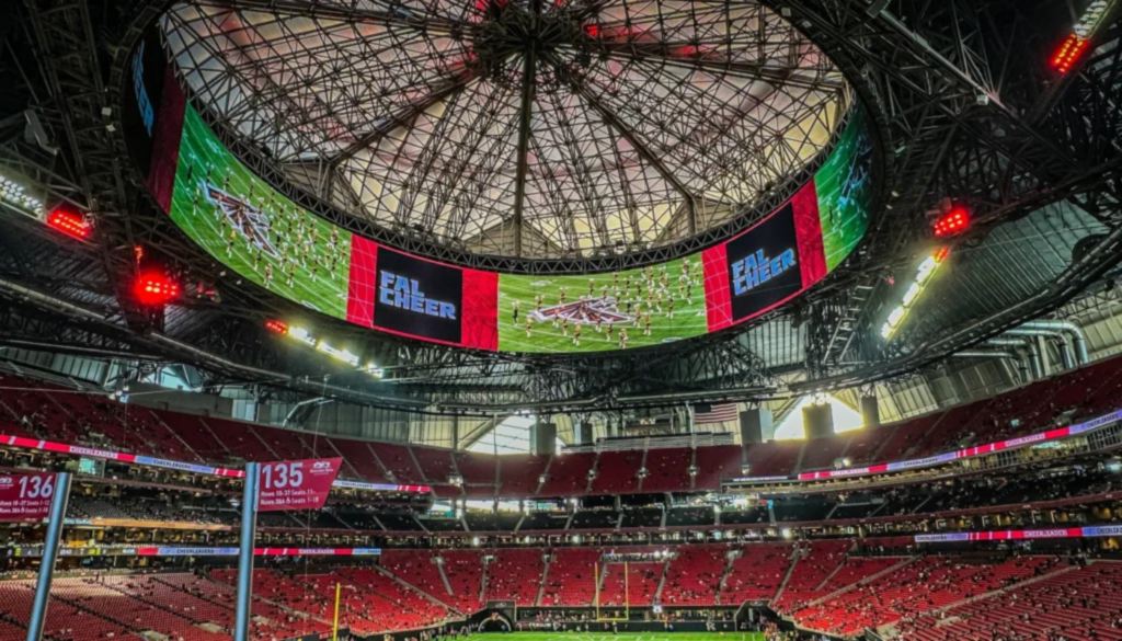 pantalla LED 360 estadio Mercedes-Benz Atlanta mostrando partido desde vista interior