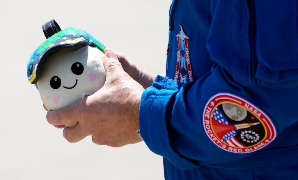 peluche Rise Artemis II gravedad cero NASA indicador microgravedad nave Orion