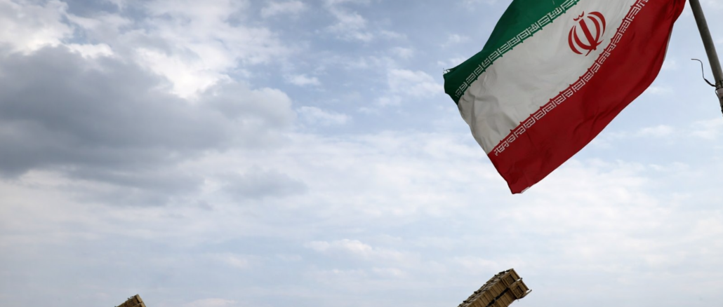 plan de alto el fuego de Irán con misiles y bandera en escenario de tensión en Medio Oriente