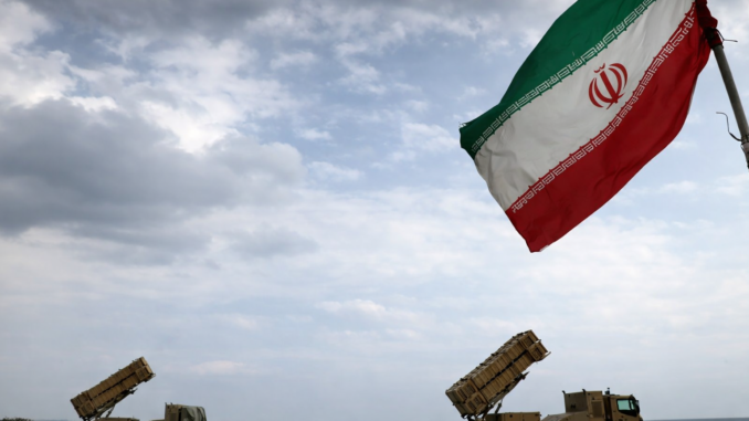 plan de alto el fuego de Irán con misiles y bandera en escenario de tensión en Medio Oriente