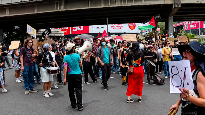 Protestas por el FEES 2027 en Costa Rica con banderas de Palestina y movilización estudiantil