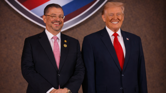 Rodrigo Chaves y Donald Trump durante la cumbre Escudo de las Américas en reunión bilateral entre Costa Rica y Estados Unidos