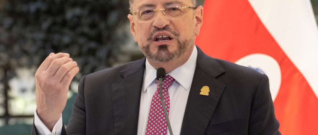 Rodrigo Chaves durante discurso público en Costa Rica en medio de controversias por sus declaraciones