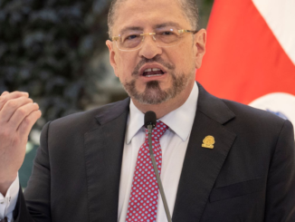 Rodrigo Chaves durante discurso público en Costa Rica en medio de controversias por sus declaraciones