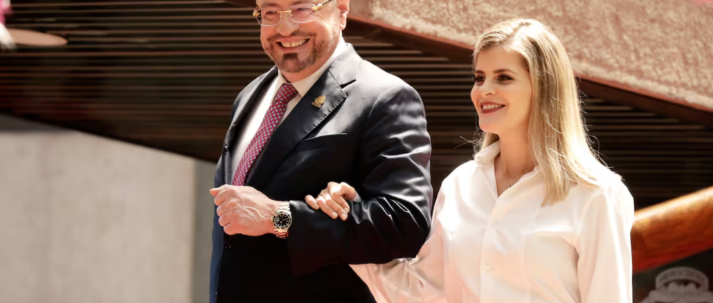 Rodrigo Chaves y Laura Fernández durante rueda de prensa en San José Costa Rica