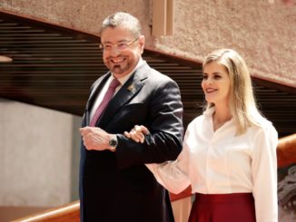 Rodrigo Chaves y Laura Fernández durante rueda de prensa en San José Costa Rica