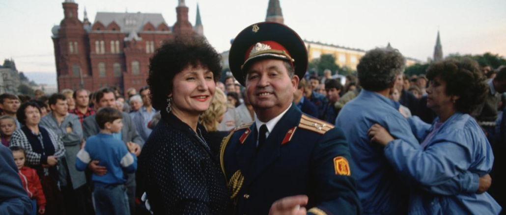 Rusia años 90 moscovitas celebran fracaso del golpe de Estado de 1991 en la Plaza Roja