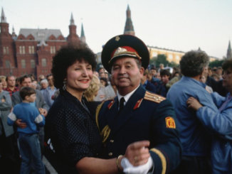 Rusia años 90 moscovitas celebran fracaso del golpe de Estado de 1991 en la Plaza Roja