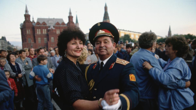 Rusia años 90 moscovitas celebran fracaso del golpe de Estado de 1991 en la Plaza Roja