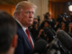Donald Trump en conferencia de prensa rodeado de cámaras y micrófonos en medio de tensión con medios