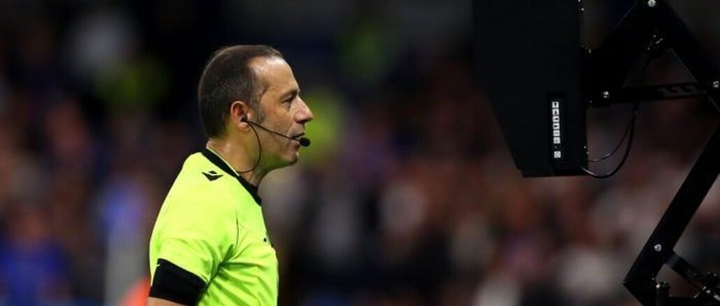 VAR Mundial 2026 árbitro revisando jugada en pantalla