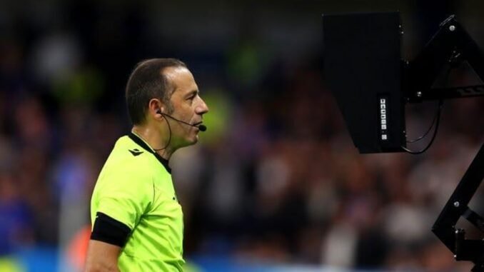 VAR Mundial 2026 árbitro revisando jugada en pantalla