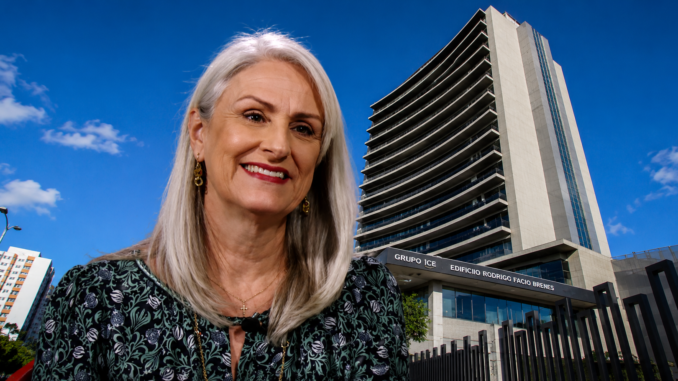 La diputada Abril Gordienko frente al edificio del ICE durante debate sobre energía en Costa Rica