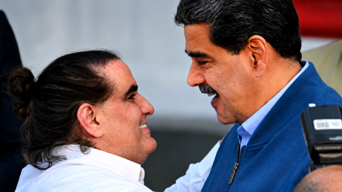 Alex Saab junto a Nicolás Maduro durante un encuentro vinculado al caso de corrupción y lavado investigado internacionalmente.
