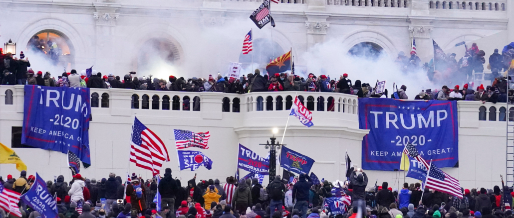 Manifestantes durante el asalto al Capitolio de Estados Unidos el 6 de enero de 2021