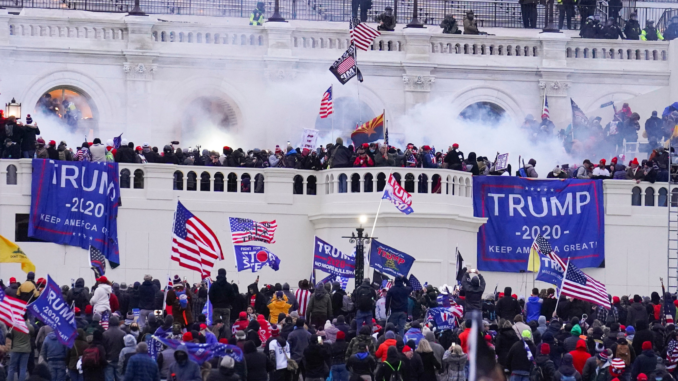 Manifestantes durante el asalto al Capitolio de Estados Unidos el 6 de enero de 2021
