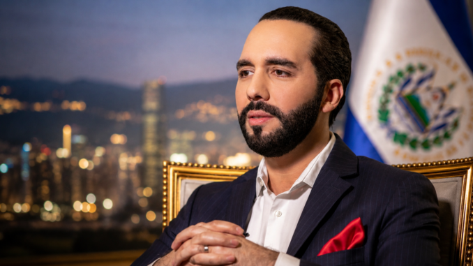 Nayib Bukele durante una entrevista presidencial en El Salvador mientras crece su influencia política en América Latina