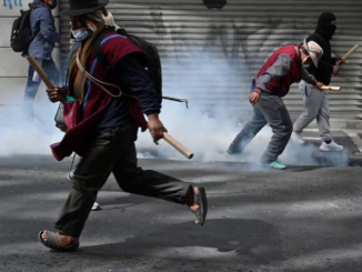 Manifestantes durante protestas y bloqueos en Bolivia en medio de crisis económica y social