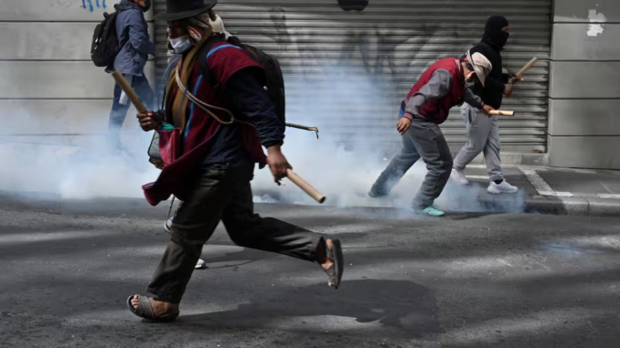 Manifestantes durante protestas y bloqueos en Bolivia en medio de crisis económica y social