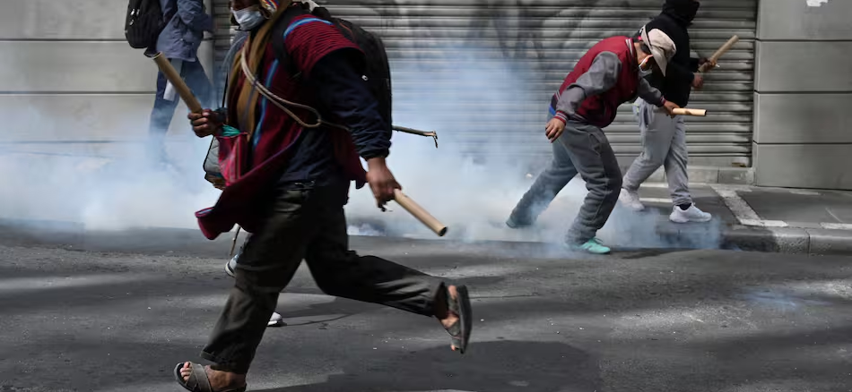 Manifestantes durante protestas y bloqueos en Bolivia en medio de crisis económica y social